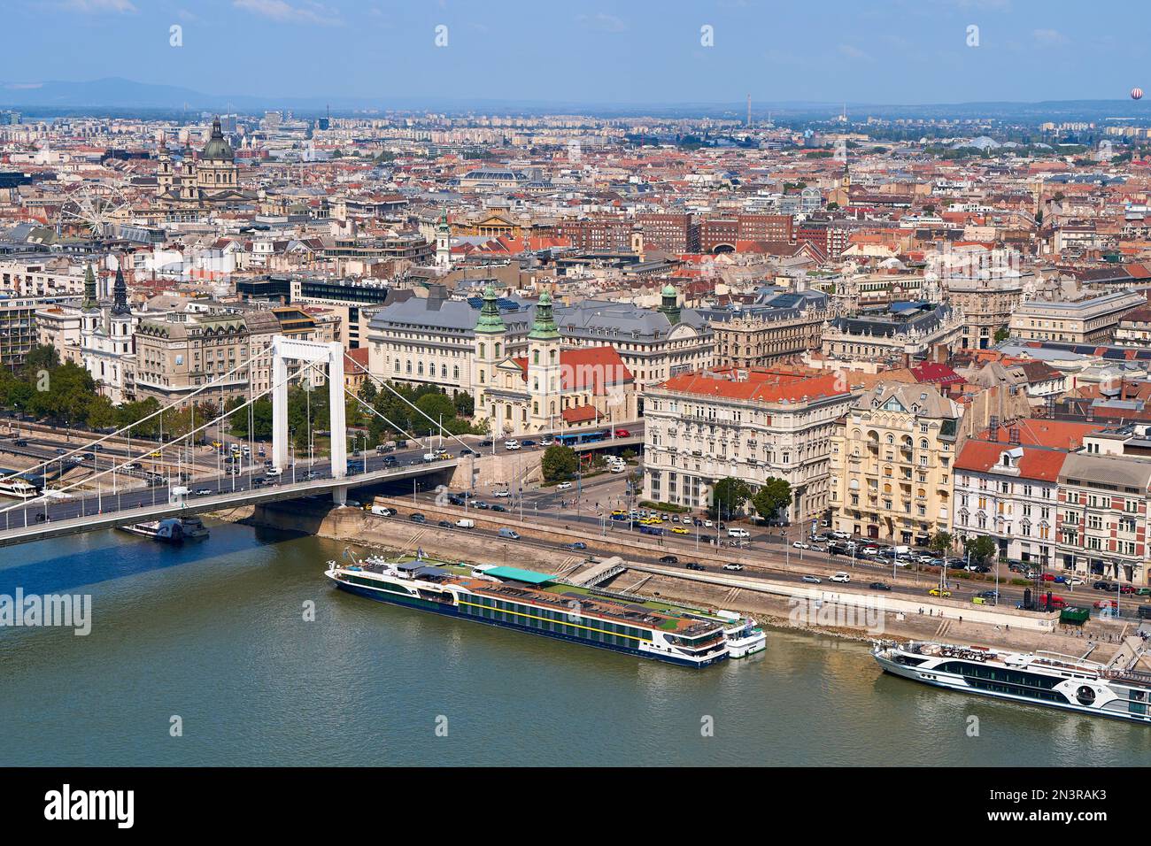 Un grifo de la calle con agua limpia se construye en la valla de la ciudad  vieja. Budapest, Hungría - 08.25.2022 Fotografía de stock - Alamy