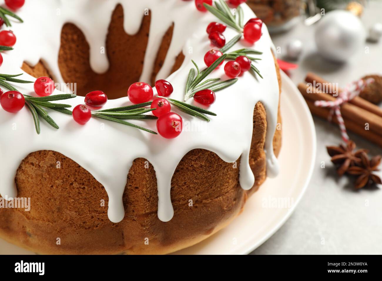 Tradicional pastel de Navidad decorado con esmalte, semillas de granada,  arándanos y romero en mesa de luz, primer plano Fotografía de stock - Alamy