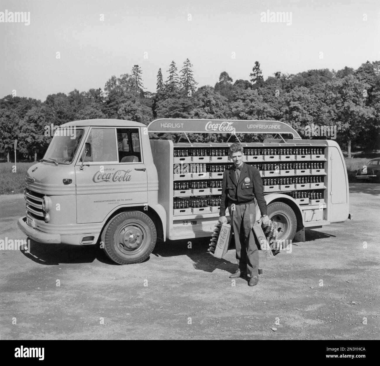 Coca cola en los años 1950s. El 1 de enero de 1953 se permitió por primera vez que Coca-Cola se fabricara y vendiera en Suecia, quedando previamente restringida la venta en Suecia, ya que el contenido de Coca-Cola incluía sustancias prohibidas como el ácido fosfórico y la cafeína. Un camión de distribución temprana cargado con botellas de Coca-Cola. Un camión Volvo modelo L42 modificado y pintado en rojo para el uso exclusivo en camiones Coca-Cola. Coca-Cola fue temprano con la publicidad en sus vehículos. Suecia 1956 Foto de stock