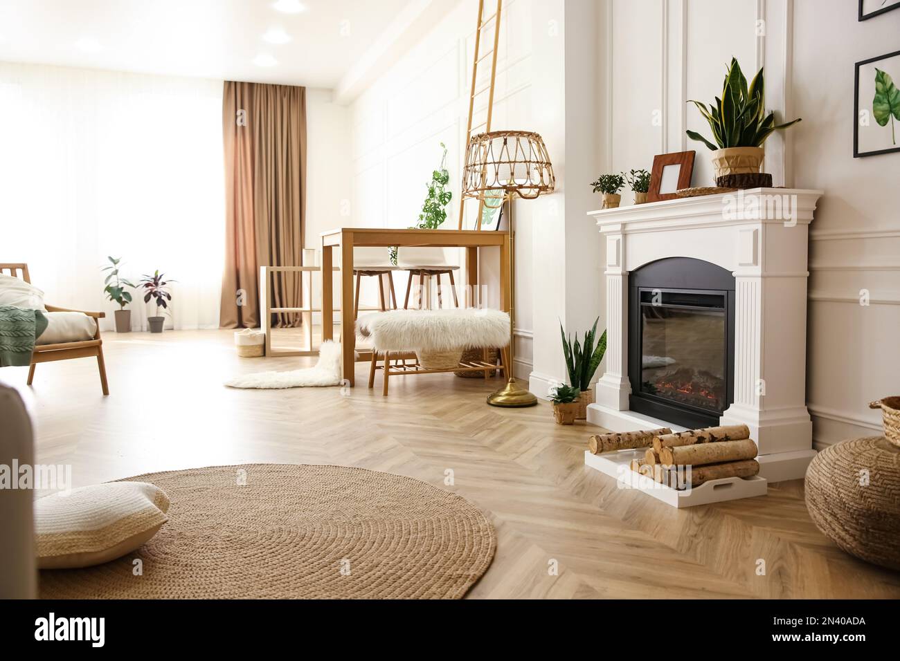 Elegante habitación con chimenea y decoración para el día de San Valentín.  Diseño de interiores Fotografía de stock - Alamy