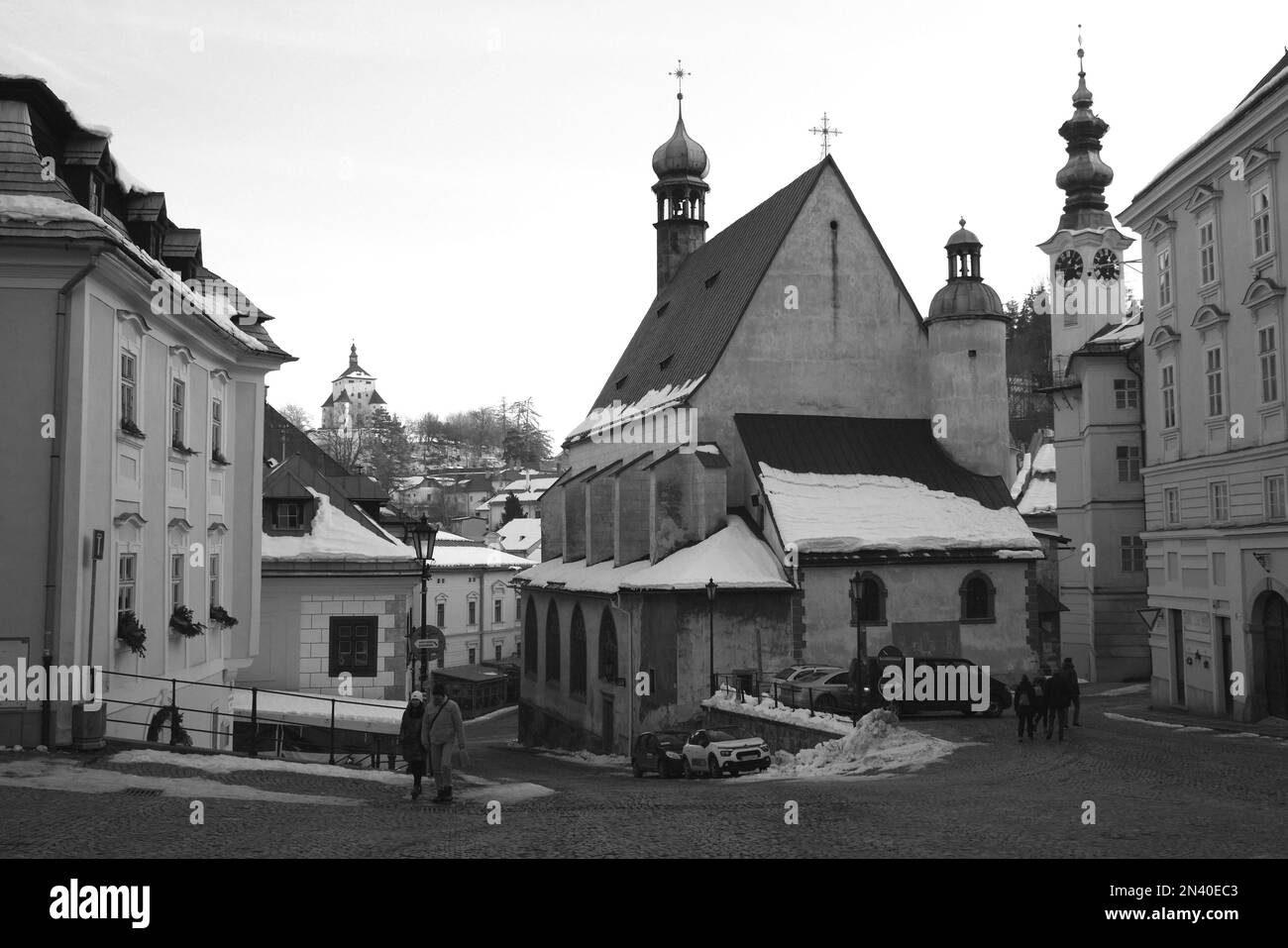 Imagen en blanco y negro de Banska Stiavnica, Eslovaquia, en invierno. La ciudad es Patrimonio de la Humanidad por la UNESCO Foto de stock