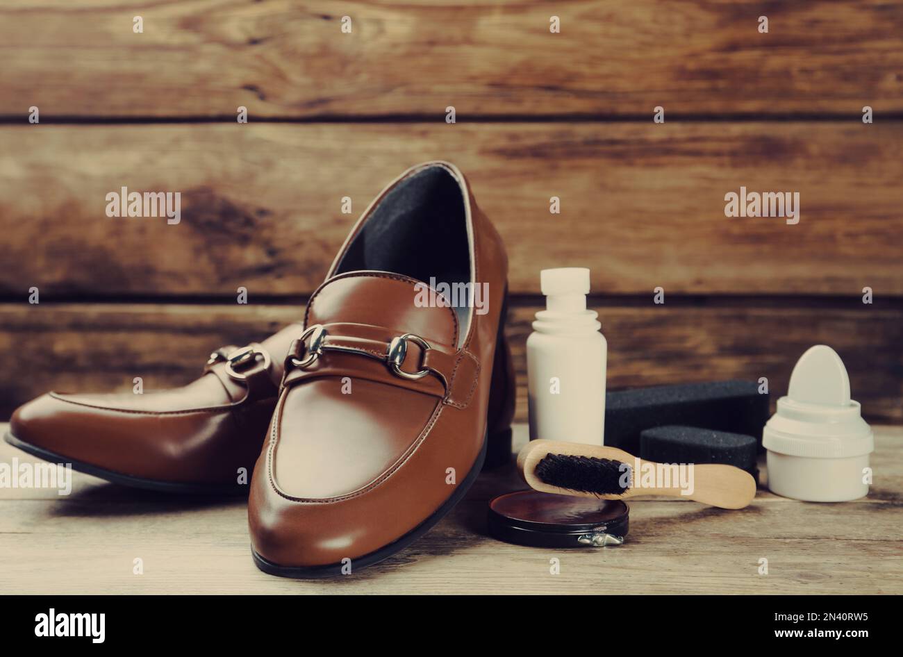 Polémico Insignificante estera Accesorios para el cuidado del calzado y calzado en mesa de madera  Fotografía de stock - Alamy