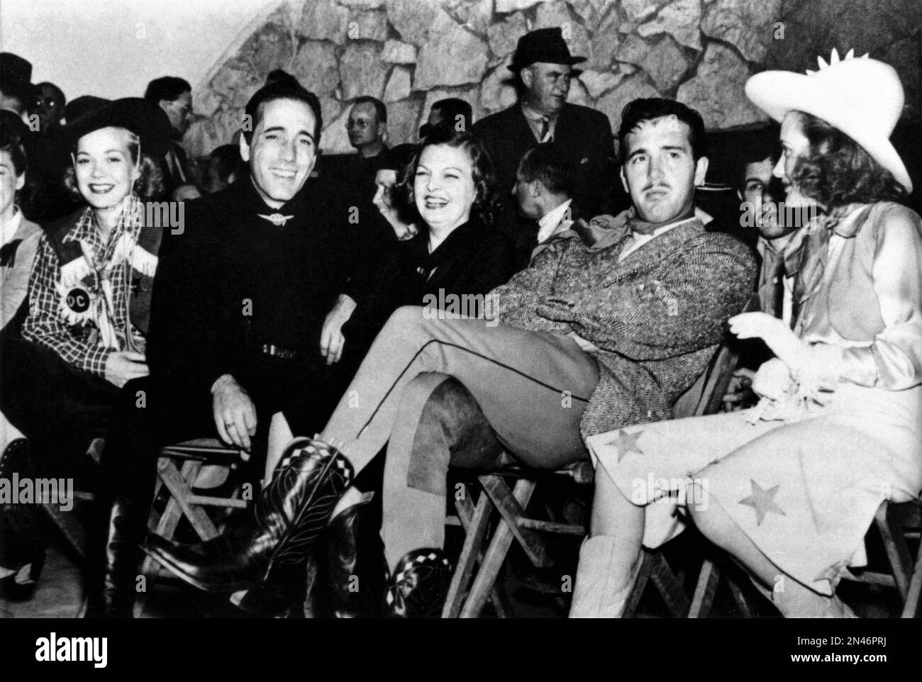 JANE WYMAN HUMPHREY BOGART y su esposa MAYO METHOT y JOHN PAYNE cantaron en el junket de prensa / estreno en Virginia City, Nevada en marzo de 1940 del director de VIRGINIA CITY 1940 MICHAEL CURTIZ Warner Bros Foto de stock