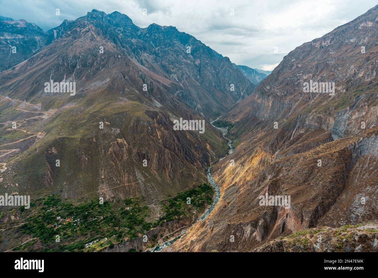 Severo paisaje montañoso del famoso cañón del río Colca en Perú Foto de stock