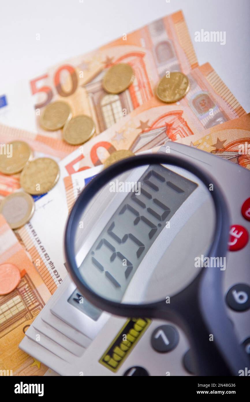 Una calculadora que muestra el importe de la NET SMIC con billetes de  cincuenta euros y monedas, Francia el 07 de febrero de 2023. Ilustración  del crecimiento del salario mínimo. Foto de