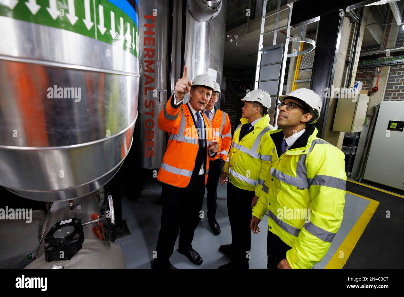 El primer ministro Rishi Sunak y el recién nombrado secretario de Estado para la Seguridad Energética y Net Zero Grant Shapps recorren las instalaciones. El primer ministro Rish Foto de stock