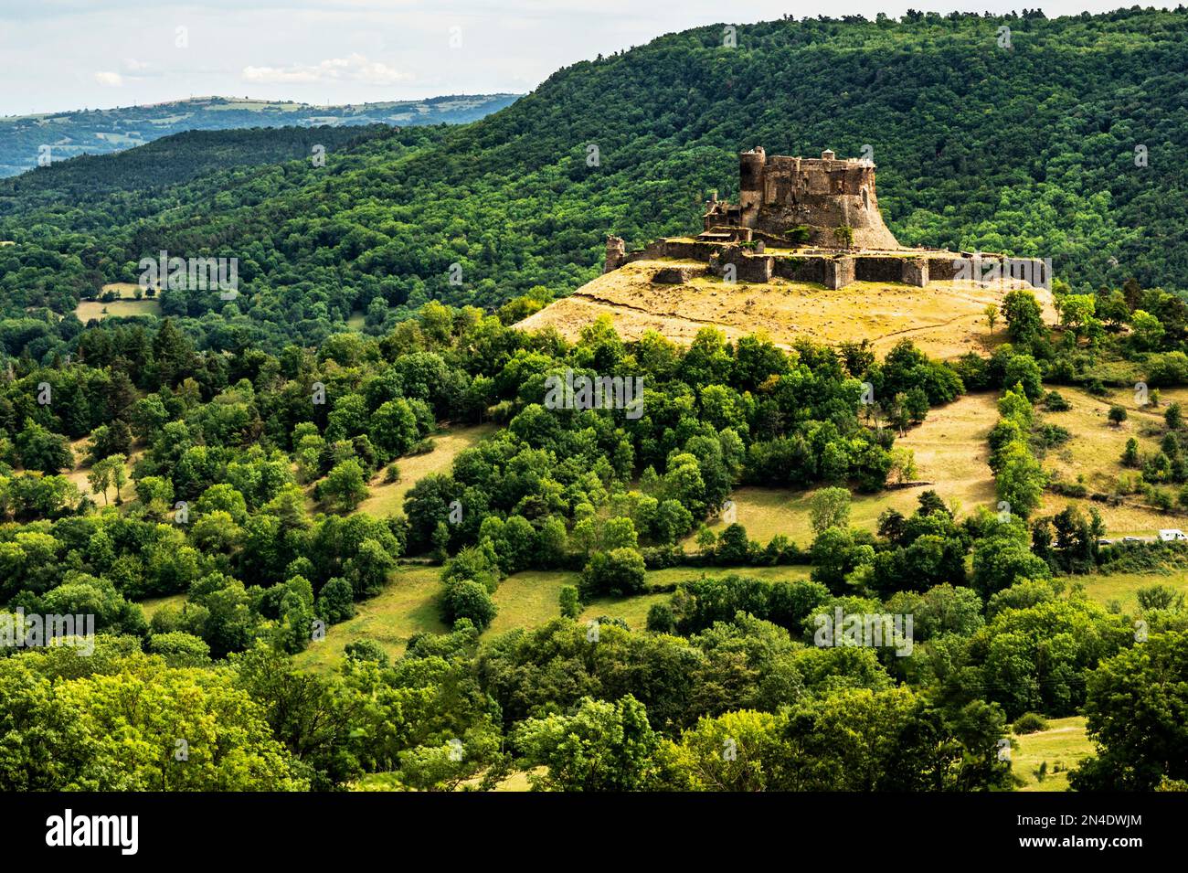 El castillo de Murol en Auvernia, Francia, descrito por Guy de Maupassant en su cuento 'Humble drame' Foto de stock