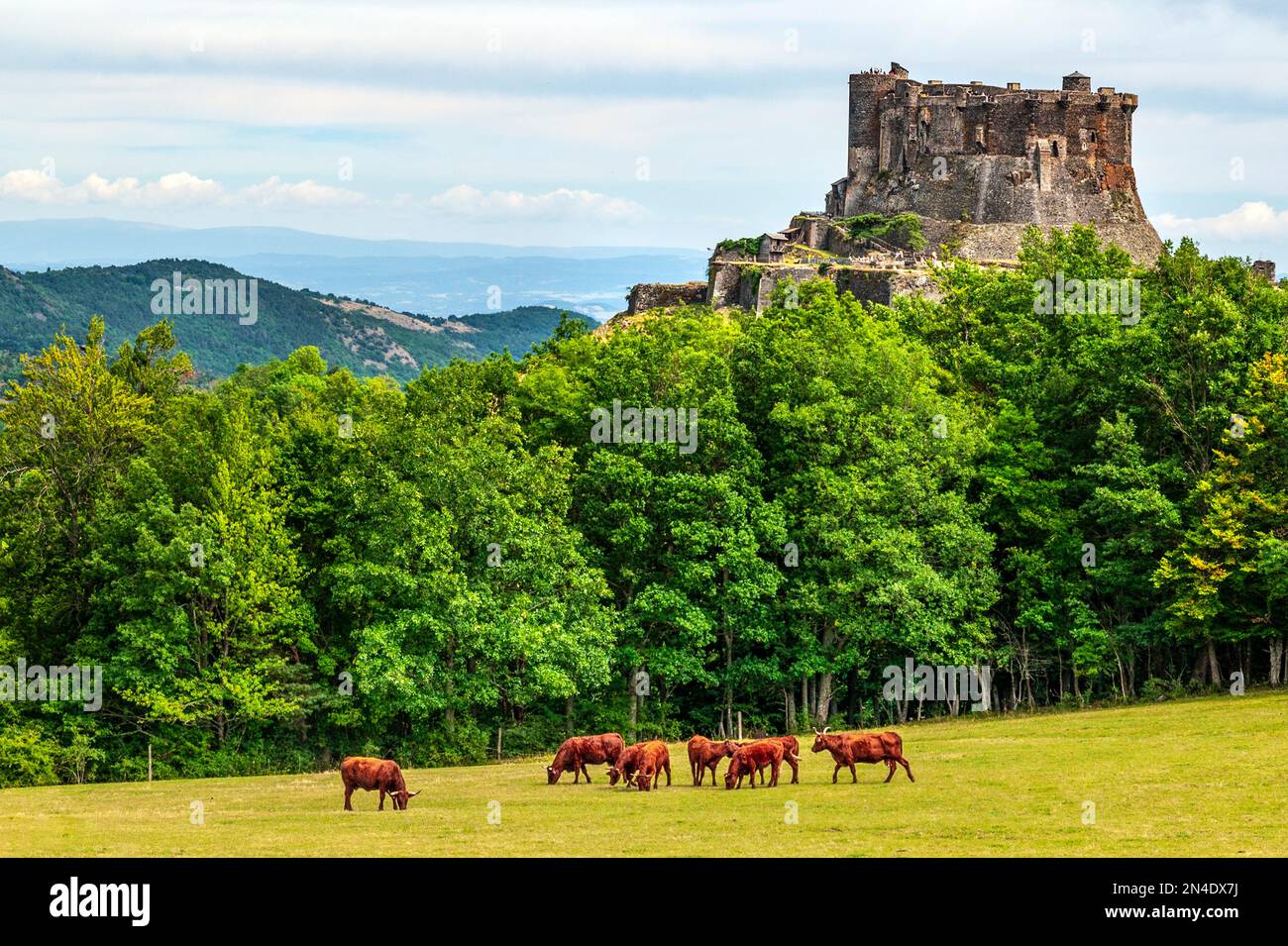 El castillo de Murol en Auvernia, Francia, descrito por Guy de Maupassant en su cuento 'Humble drame' Foto de stock