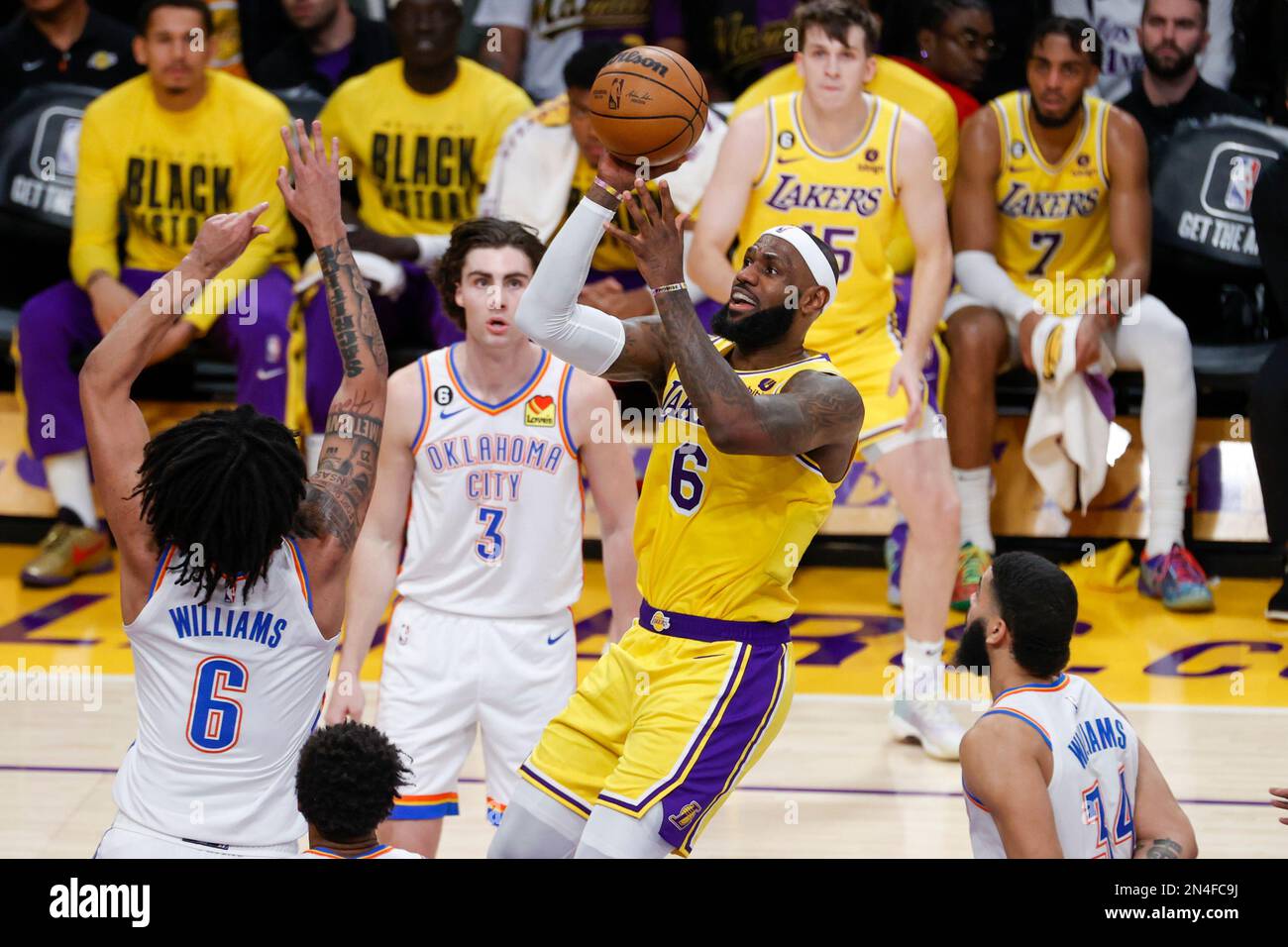 Los Ángeles, Estados Unidos. 07th de febrero de 2023. El delantero de los  Lakers de Los Ángeles LeBron James (6) dispara contra el delantero del  Thunder de Oklahoma City Jaylin Williams (6)