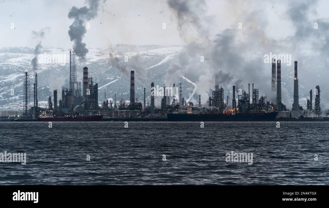 Contaminación ambiental. Gases químicos tóxicos que se liberan a la atmósfera desde la planta de refinería de petróleo. Enfoque selectivo incluido. Ruido y grano incluidos Foto de stock