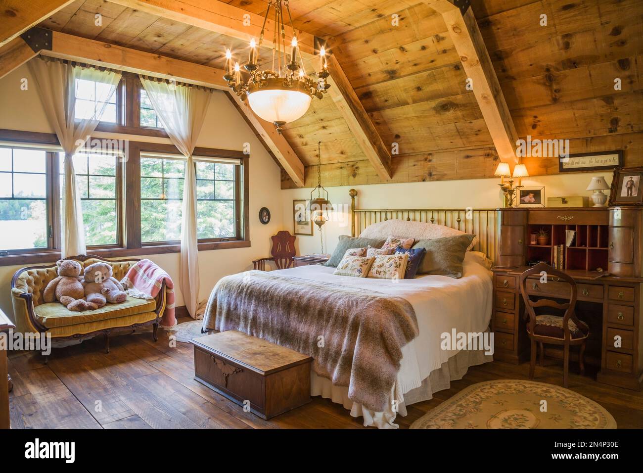 Dormitorio principal y cama king size con cabecero de latón, escritorio de  escritorio de madera antigua, sofá de dos plazas tapizado de oro en el piso  de arriba dentro de la certificación