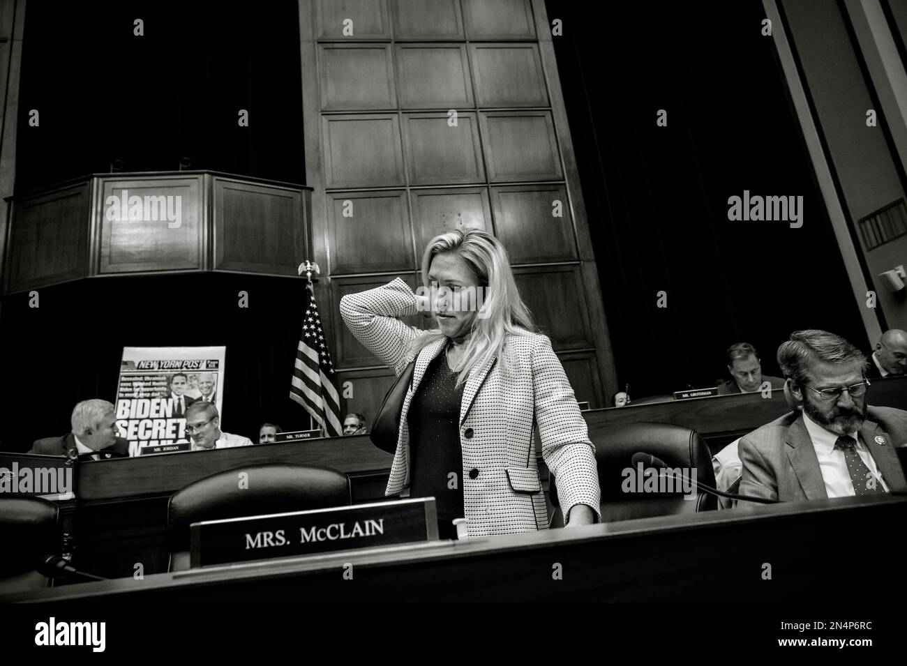 La Representante de los Estados Unidos Marjorie Taylor Greene (Republicana de Georgia) se marcha después de hacer comentarios a los testigos durante una audiencia del Comité de Supervisión y Rendición de Cuentas de la Cámara de Representantes âProtecting Discurso de la Interferencia del Gobierno y el sesgo en las redes sociales Parte 1: El papel de los tuiteros en la supresión de la computadora portátil Biden Storyâ en el edificio de oficinas de la Casa Rayburn en Washington, DC, el miércoles 8 de febrero de 2023. Crédito: Rod Lamkey/CNP Foto de stock