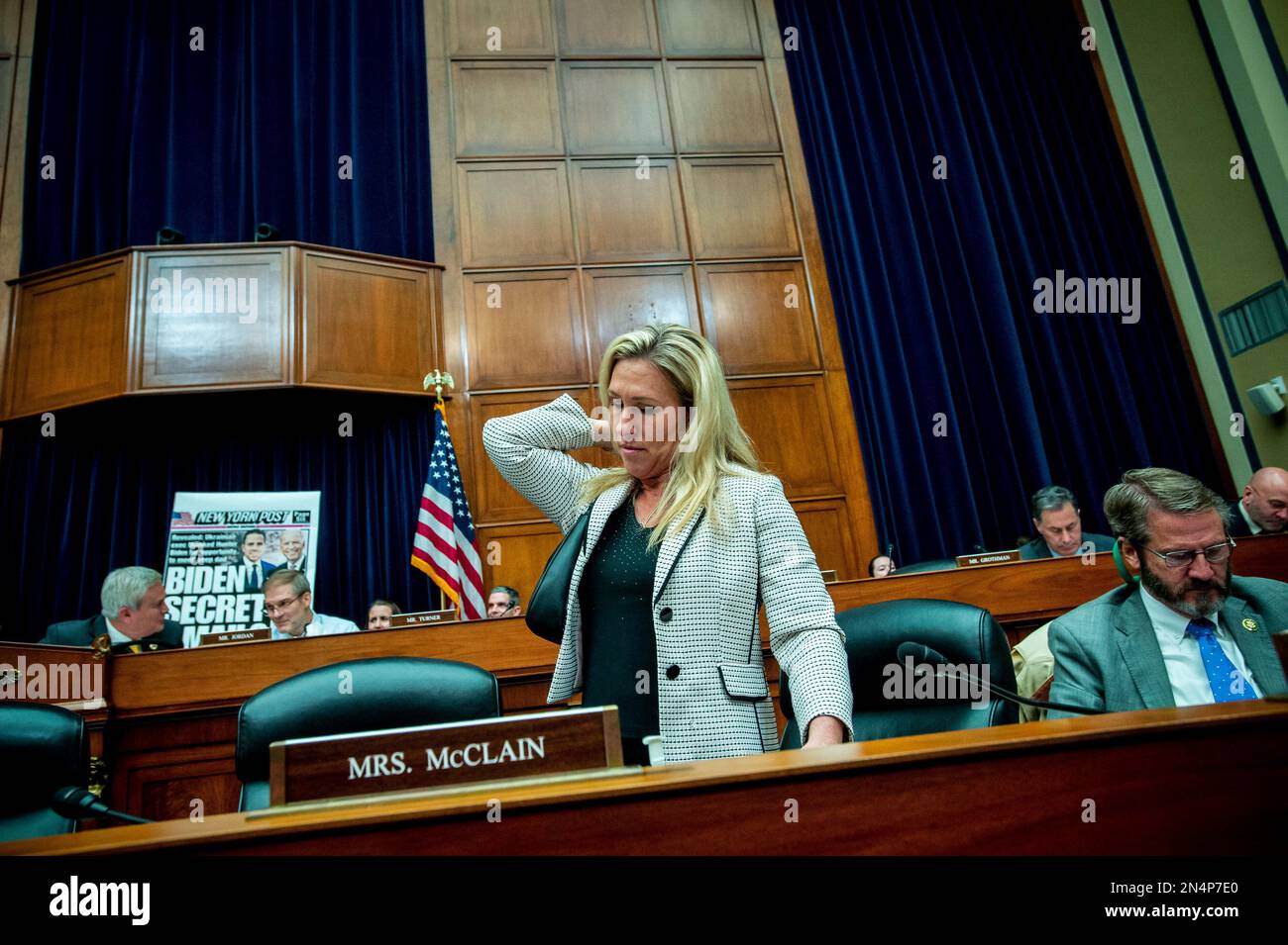 La Representante de los Estados Unidos Marjorie Taylor Greene (Republicana de Georgia) se marcha después de hacer comentarios a los testigos durante una audiencia del Comité de Supervisión y Rendición de Cuentas de la Cámara de Representantes âProtecting Discurso de la Interferencia del Gobierno y el sesgo en las redes sociales Parte 1: El papel de los tuiteros en la supresión de la computadora portátil Biden Storyâ en el edificio de oficinas de la Casa Rayburn en Washington, DC, el miércoles 8 de febrero de 2023. Crédito: Rod Lamkey/CNP Foto de stock