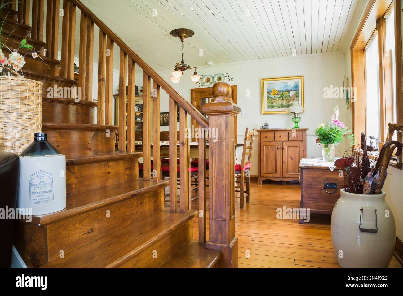 Piso con escalera abierta, mesa de comedor y cocina Fotografía de stock -  Alamy