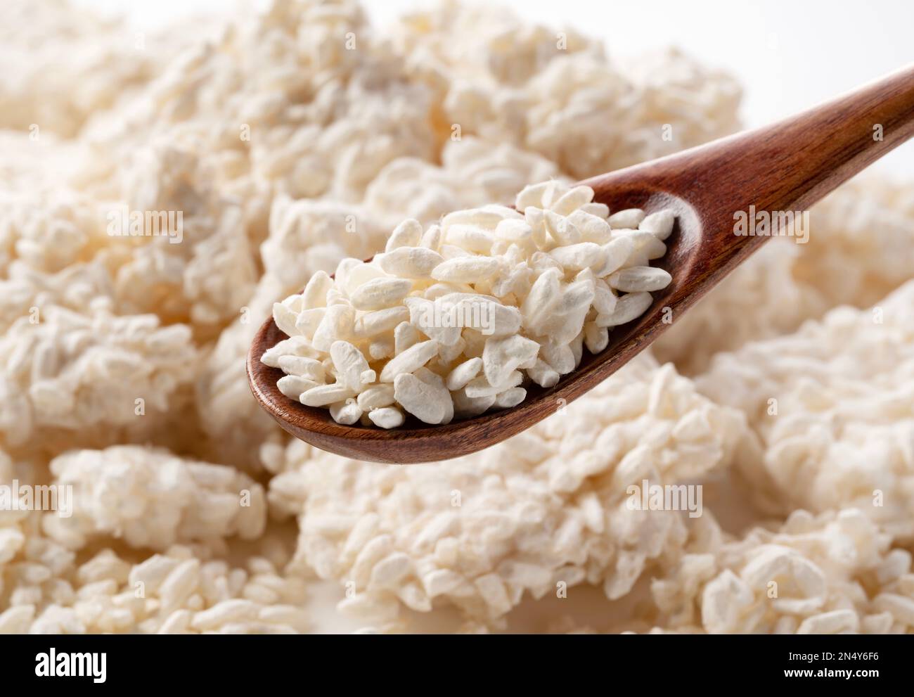 Cuchara de madera y arroz koji sobre fondo blanco. Molde Koji. Koji es arroz  fermentado Fotografía de stock - Alamy