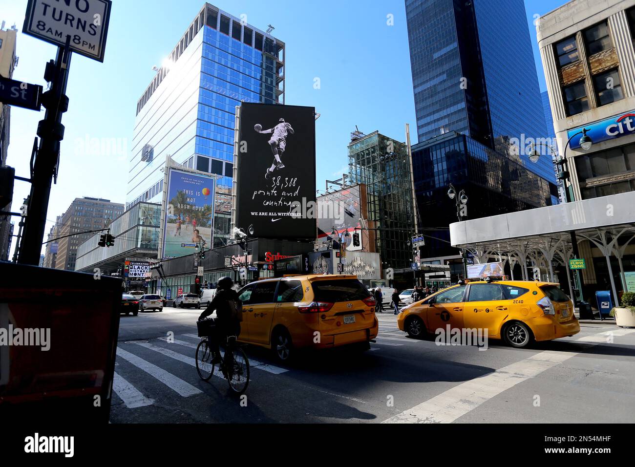 La superestrella del baloncesto LeBron James en cartelera publicitaria de Nike en Times Square, Nueva York, NY el 8 de febrero de 2023. Ayer, el jugador Lakers rompe el