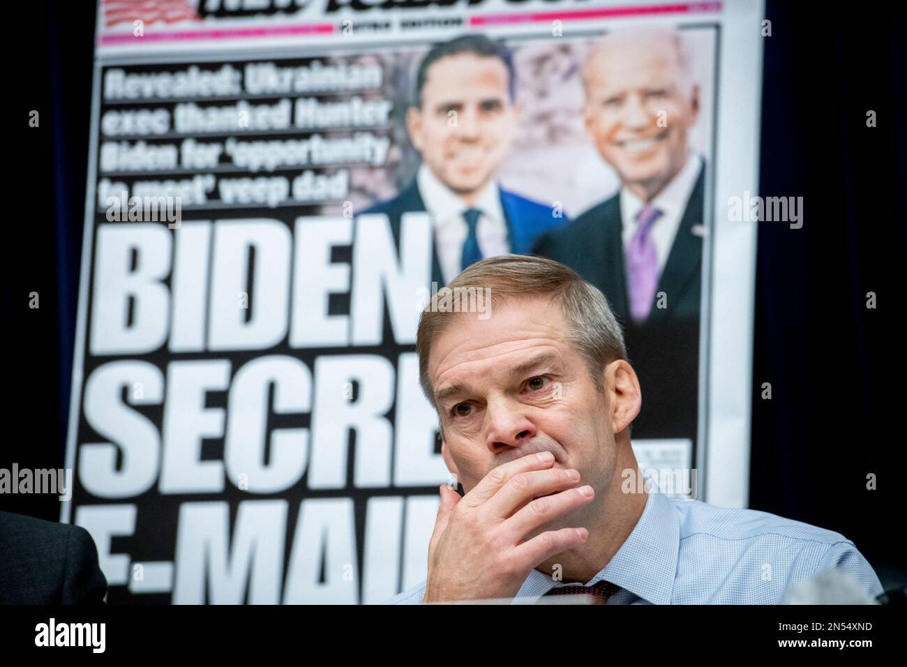 El Representante de los Estados Unidos Jim Jordan (Republicano de Ohio) escucha a los testigos durante una audiencia del Comité de Supervisión y Rendición de Cuentas de la Cámara de Representantes “Proteger el discurso de la interferencia gubernamental y el sesgo en las redes sociales Parte 1: Twitters Rol en la supresión de la historia de Biden Laptop” en el edificio de oficinas de Rayburn House en Washington, DC, EE.UU., miércoles 8 de febrero, 2023. Foto de Rod Lamkey/CNP/ABACAPRESS.COM Foto de stock