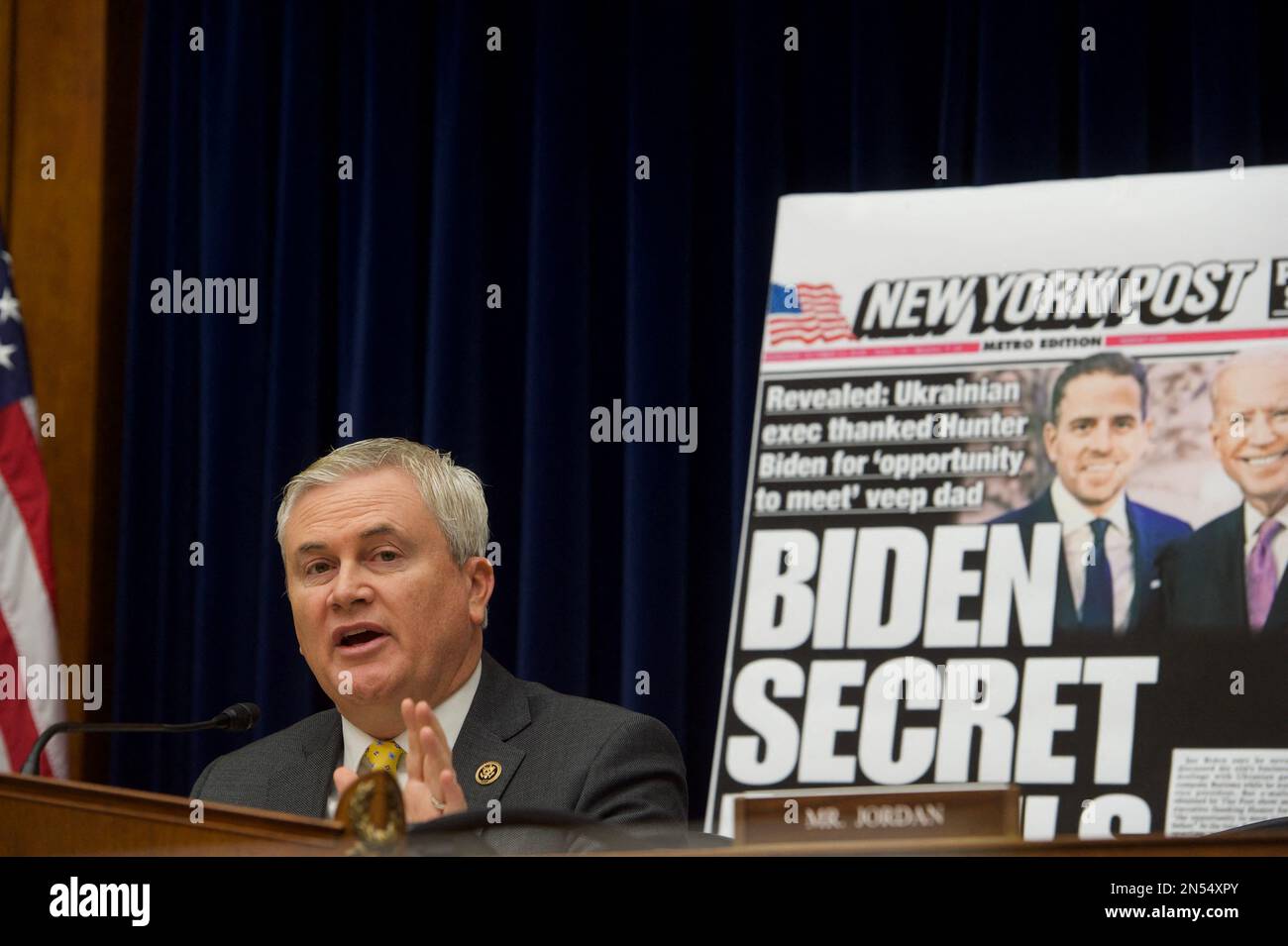 El Representante de los Estados Unidos James Comer (Republicano de Kentucky), Presidente del Comité de Supervisión y Rendición de Cuentas de la Cámara de Representantes de los Estados Unidos, hace una declaración de apertura durante la audiencia “Protegiendo el discurso de la interferencia gubernamental y el sesgo en las redes sociales Parte 1: Los tuiteros juegan un papel en la supresión de la historia de Biden Laptop” en Capitol Hill en Washington, DC el miércoles 8 de febrero de 2023. Crédito: Rod Lamkey / CNP Foto de stock