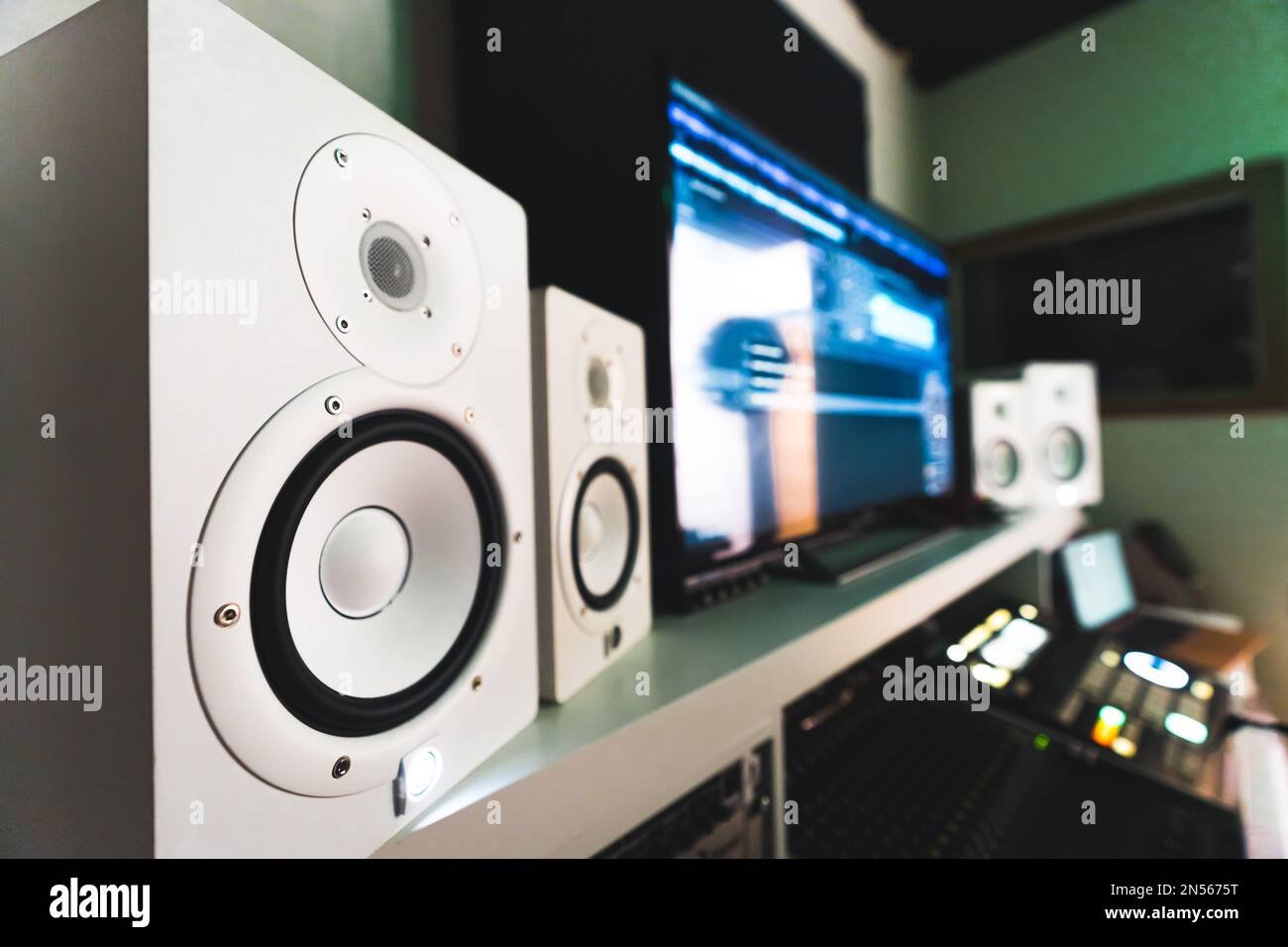 Monitores de estudio fotografías e imágenes de alta resolución - Alamy