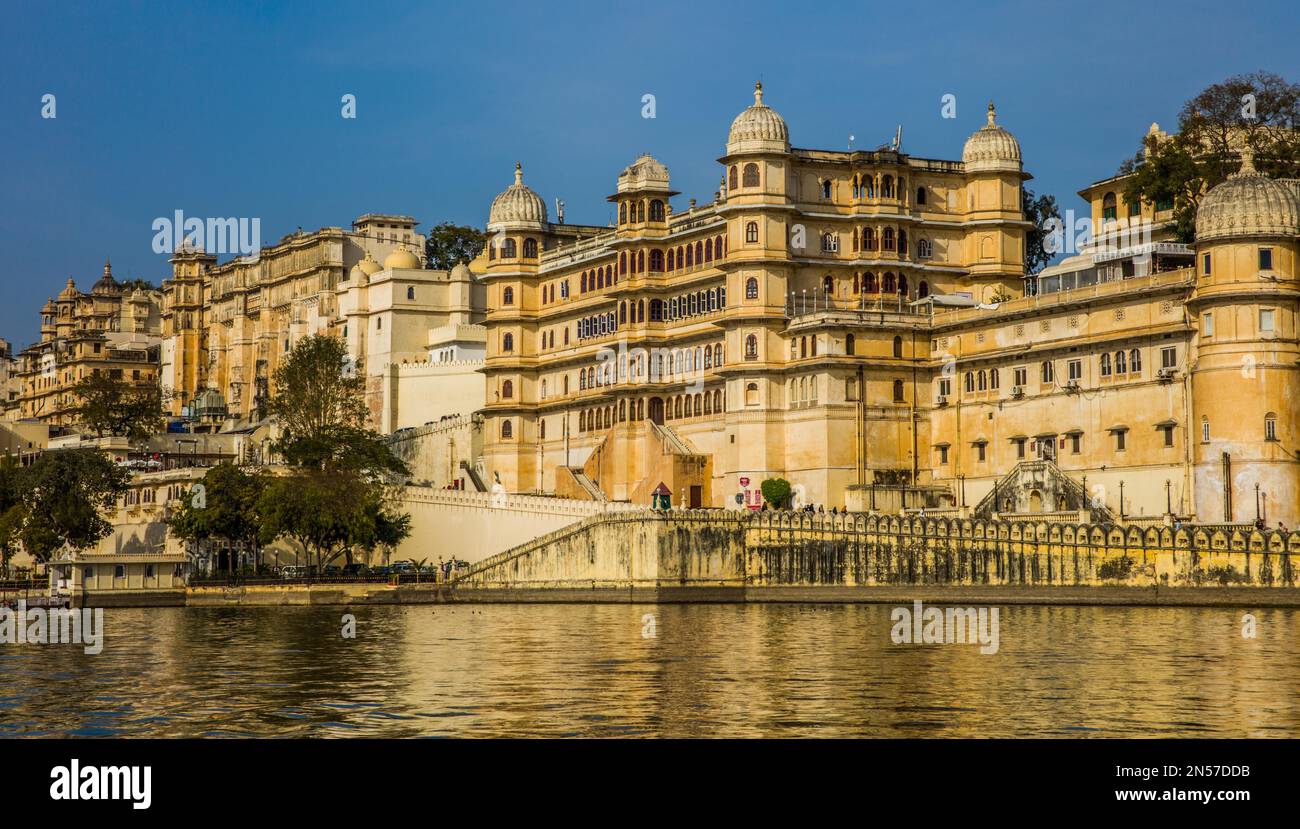 Lago Pichola con vistas al Palacio de la Ciudad, Udaipur, Udaipur, Rajasthan, India Foto de stock