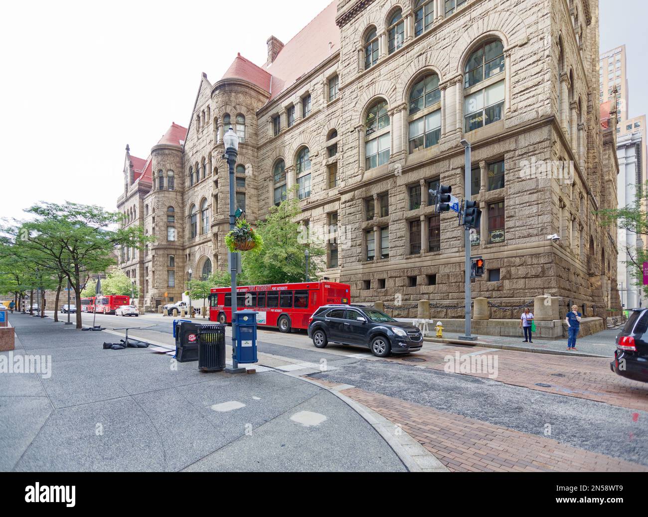 El Palacio de Justicia y Cárcel del Condado de Allegheny, en la calle