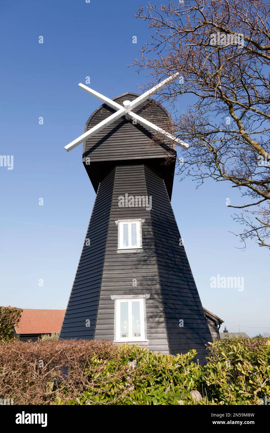 Una réplica de Chislet Windmill, Brook Lane, Herne Bay, Kent. Barns Wallis observó las pruebas de bomba rebotando en Reculver, desde la parte superior de este molino Foto de stock