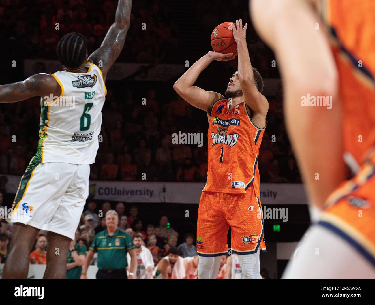 Taipans DJ Hogg dispara durante el partido de clasificación de la NBL (Liga  Nacional de Baloncesto) entre los Cairns Taipans y los Tasmania JackJumpers  en el Centro de Convenciones de Cairns en