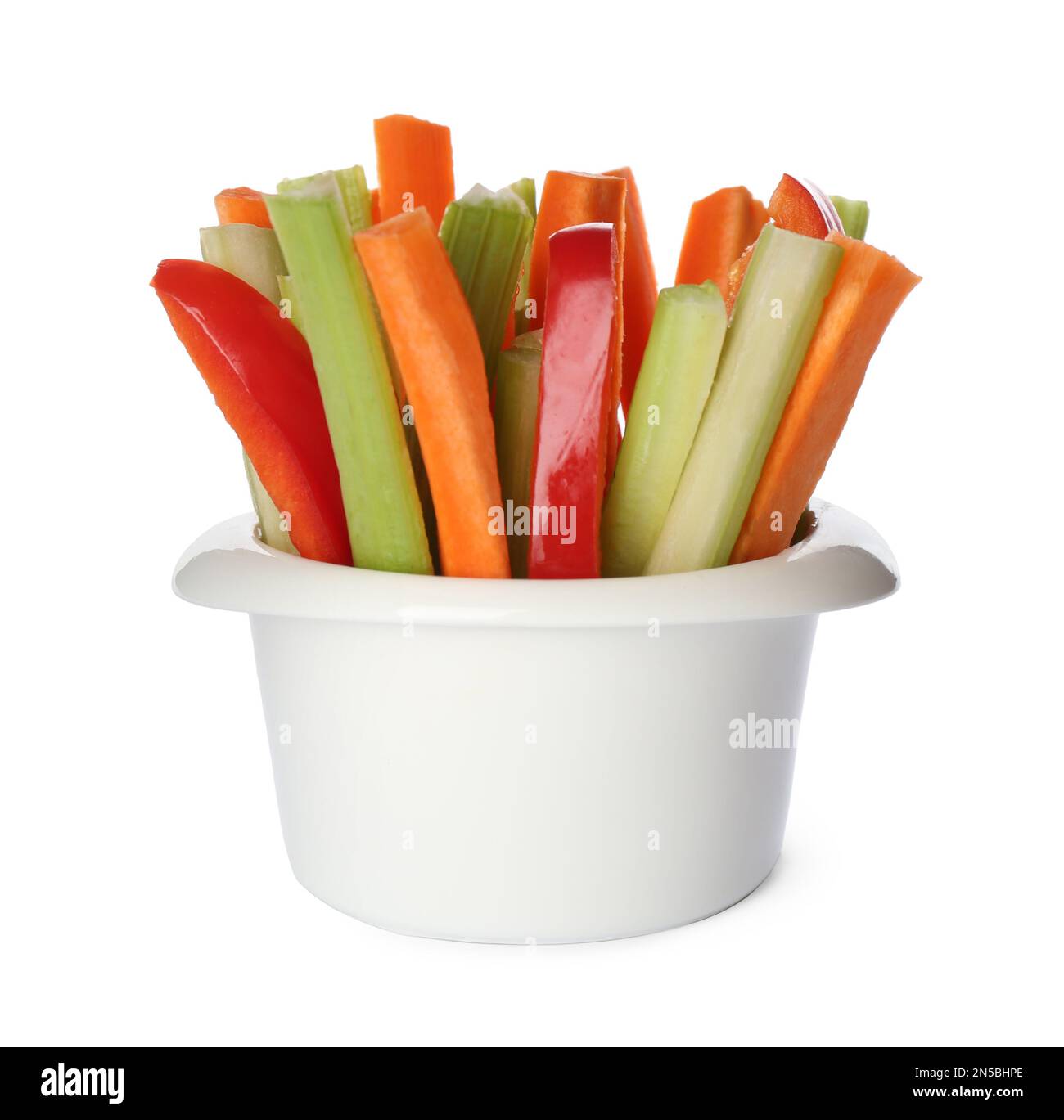 Apio y otros palitos de verduras en tazón aislado en blanco Foto de stock