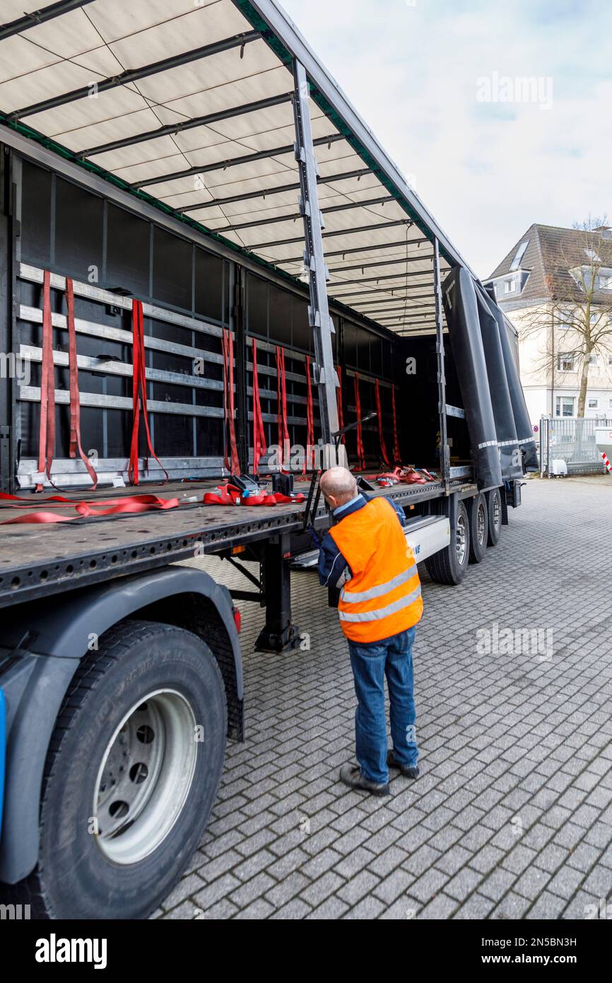 Transporte de mercancías, conductores profesionales en la zona de carga