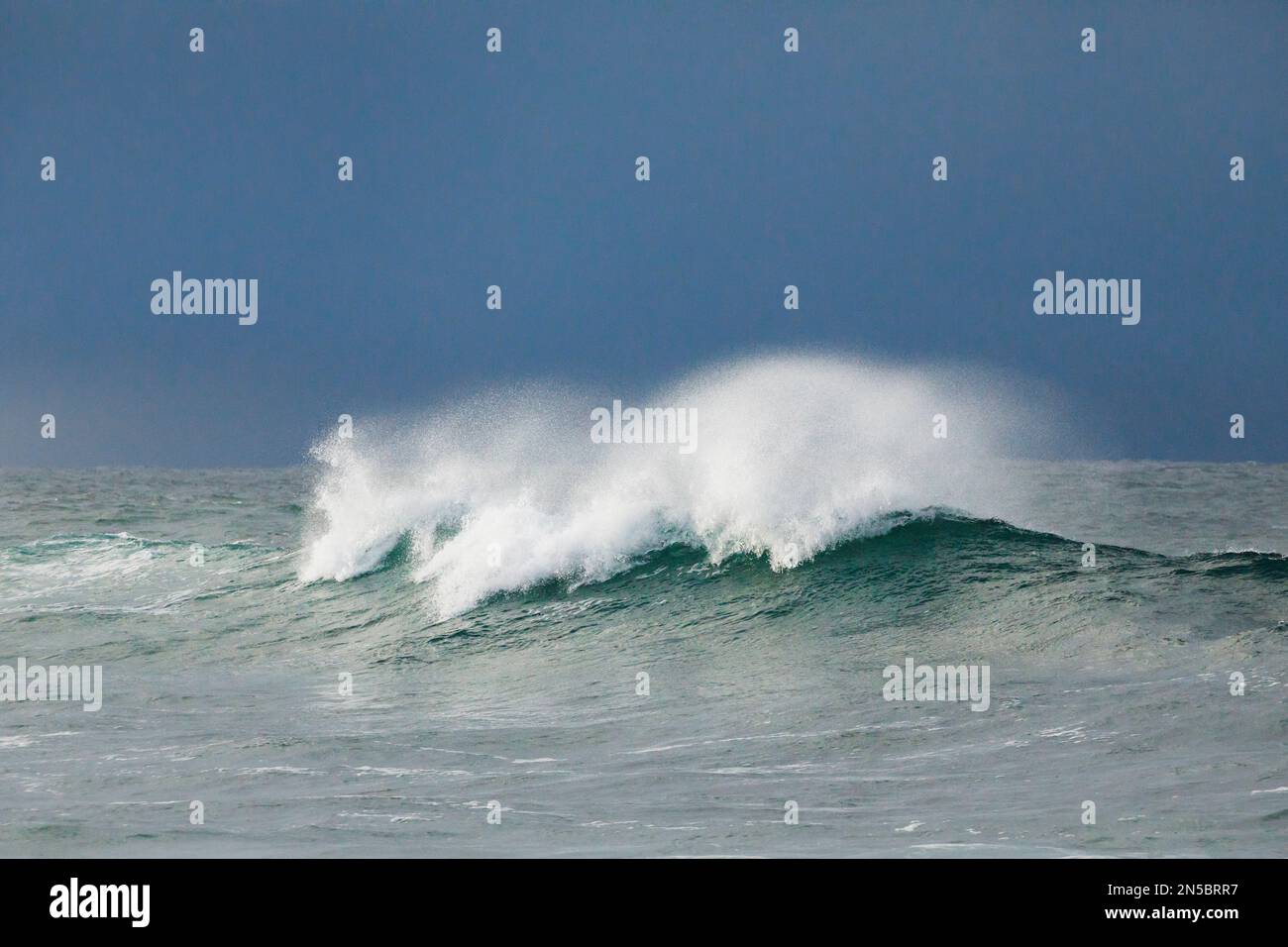 Gran ola rompiendo en tormenta de invierno en mar abierto y luz dramática en la costa norte de Irlanda, Irlanda, Condado de Donegal, Fintra Beach Foto de stock