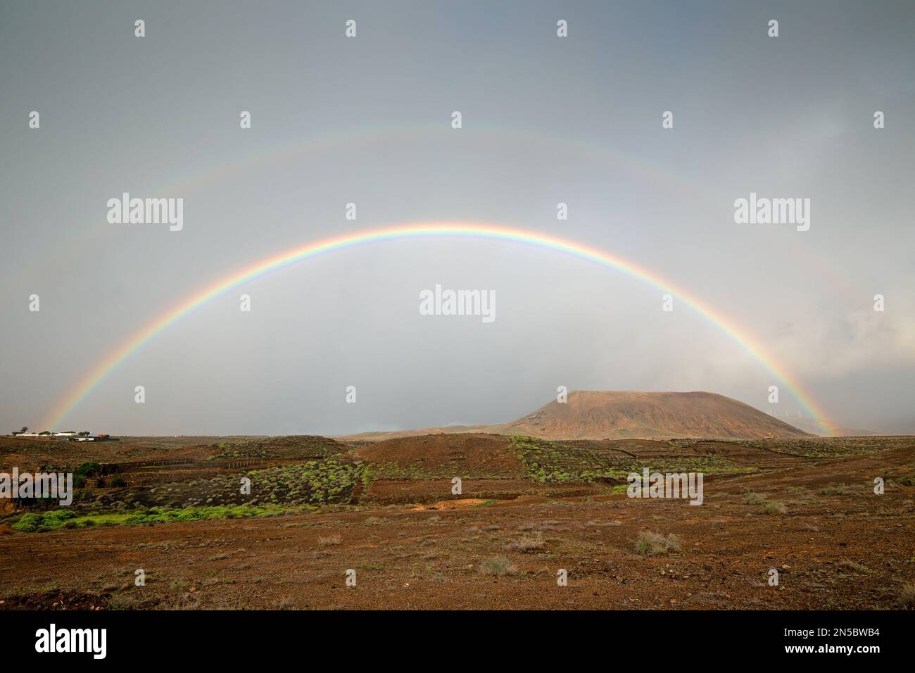 arco iris sobre semi-desierto al este de Montana de Guenia, Islas Canarias, Lanzarote, Guatiza Foto de stock