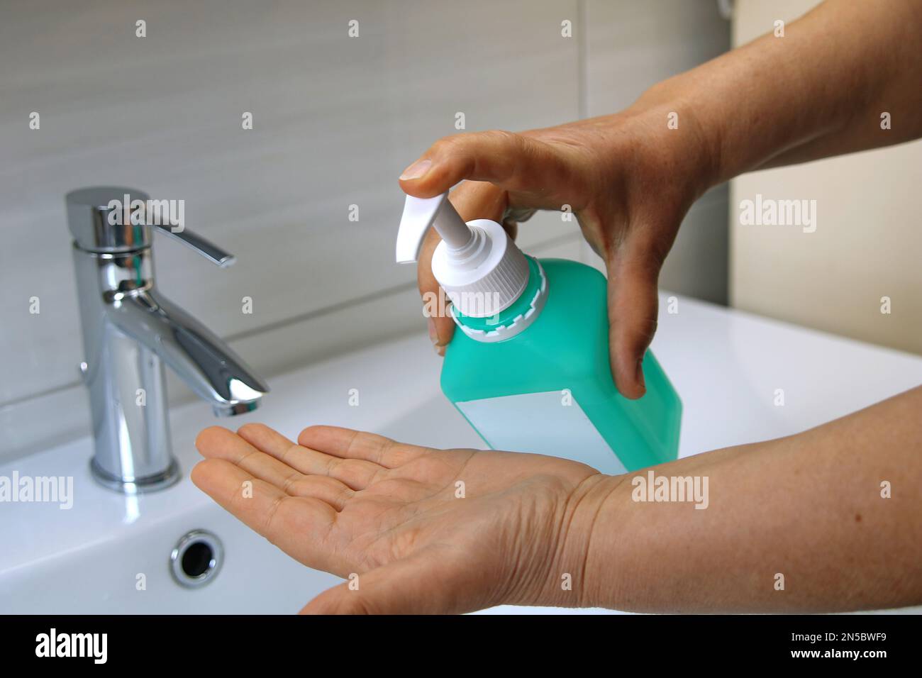lavarse las manos con productos desinfectantes para manos Fotografía de  stock - Alamy