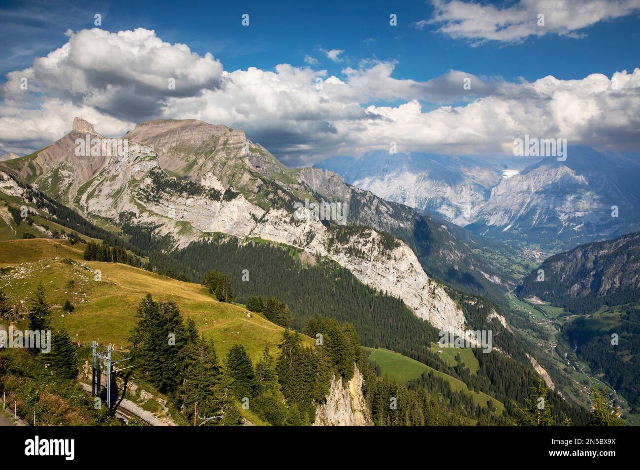Vista desde la Schynige Platte hacia el valle de Luetschen, Suiza, Oberland bernés, Wilderswil Foto de stock