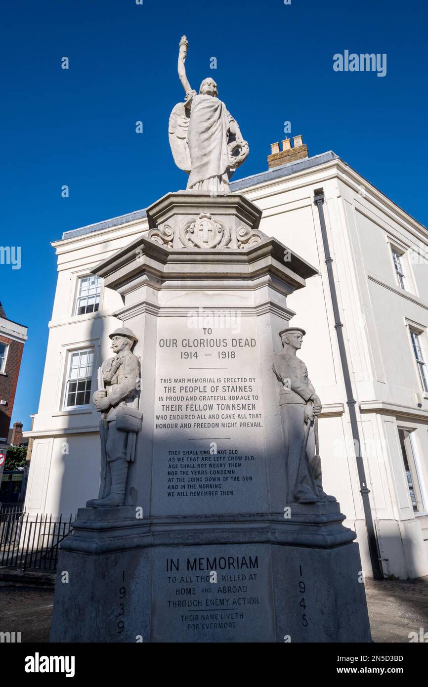 War Memorial en la plaza del mercado Staines-upon-Thames, Surrey, Inglaterra, Reino Unido, hecho de Portland Stone, conmemorando los muertos de guerra Foto de stock