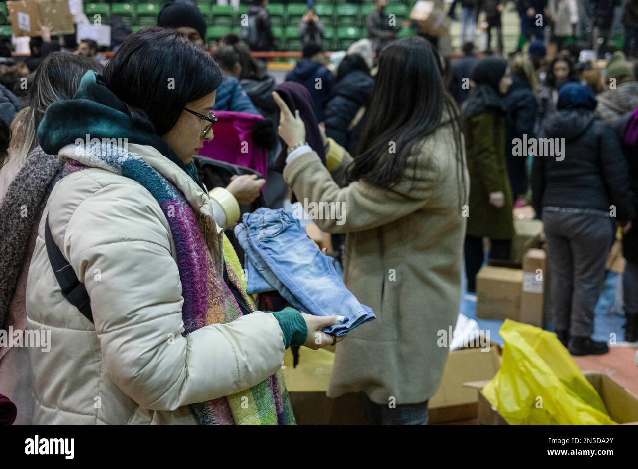 La ropa donada se separa y se coloca en cajas para las víctimas del  terremoto. El terremoto de magnitud 7,7, cuyo epicentro estaba en el  distrito de Pazarcik de Kahramanmaras, causó una