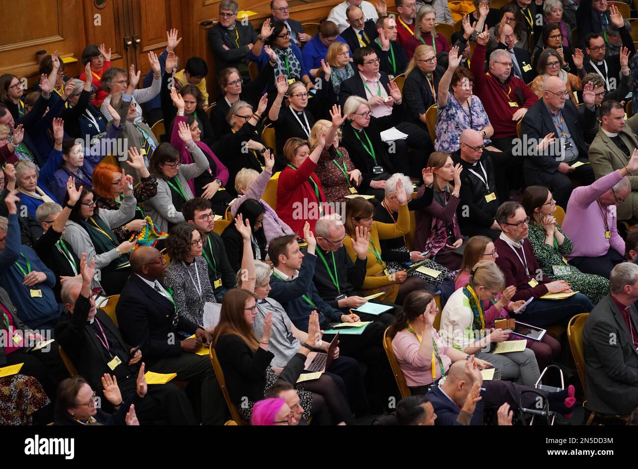 Los miembros del Sínodo de la Iglesia de Inglaterra votan sobre la moción  de arrepentimiento del fracaso de la iglesia de “dar la bienvenida a las  personas LGBTQI+” y el daño que