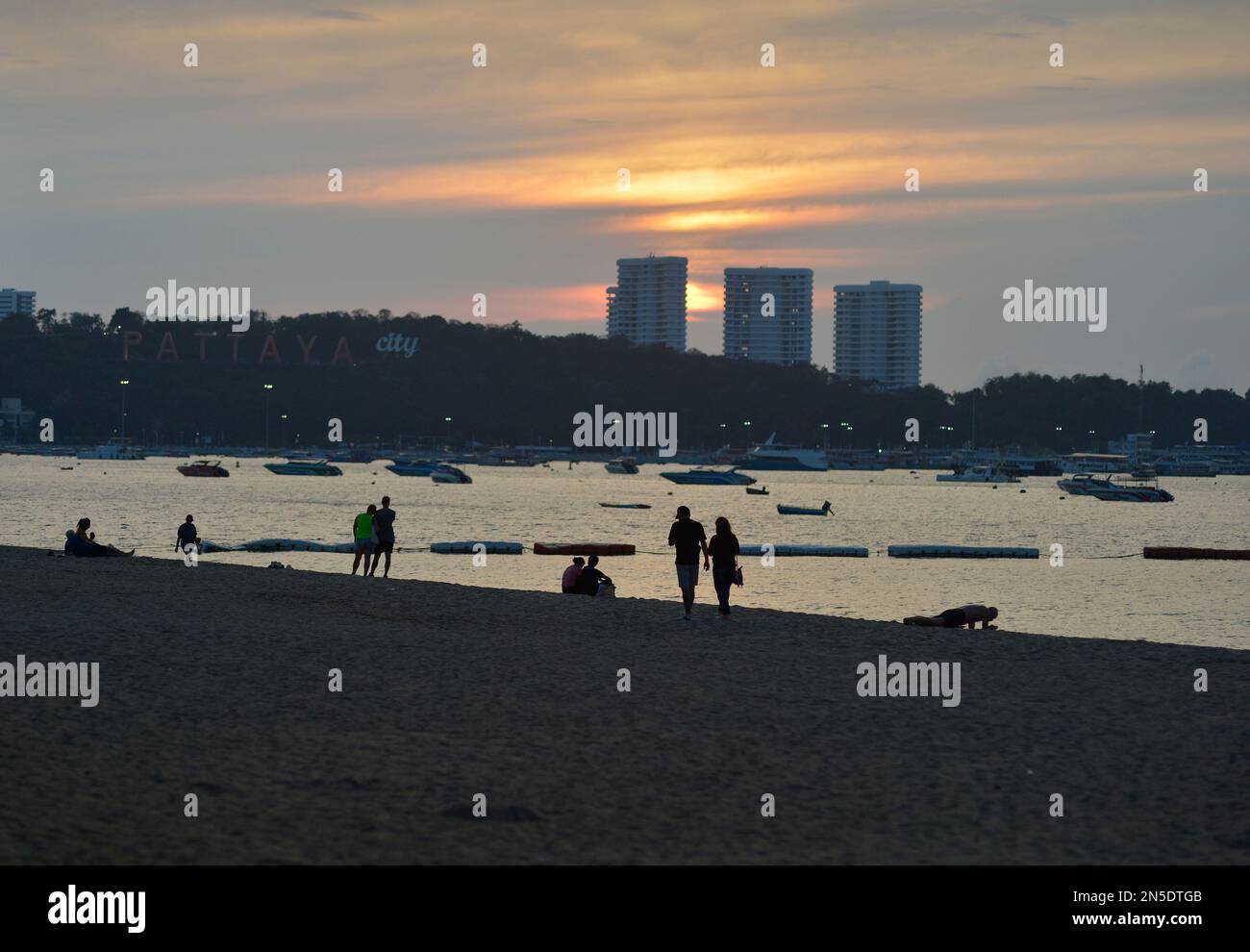 Sunset Pattaya Beach Tailandia Foto de stock