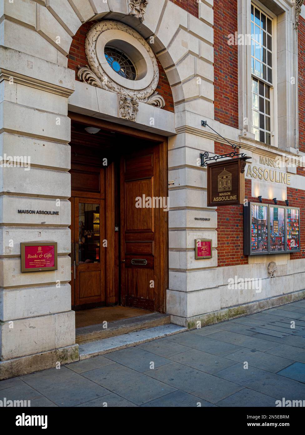 Maison Assouline Londres tienda insignia internacional en 196A Piccadilly, Londres. Descrita como una tienda conceptual para la cultura, la tienda abrió sus puertas en 2014. Foto de stock
