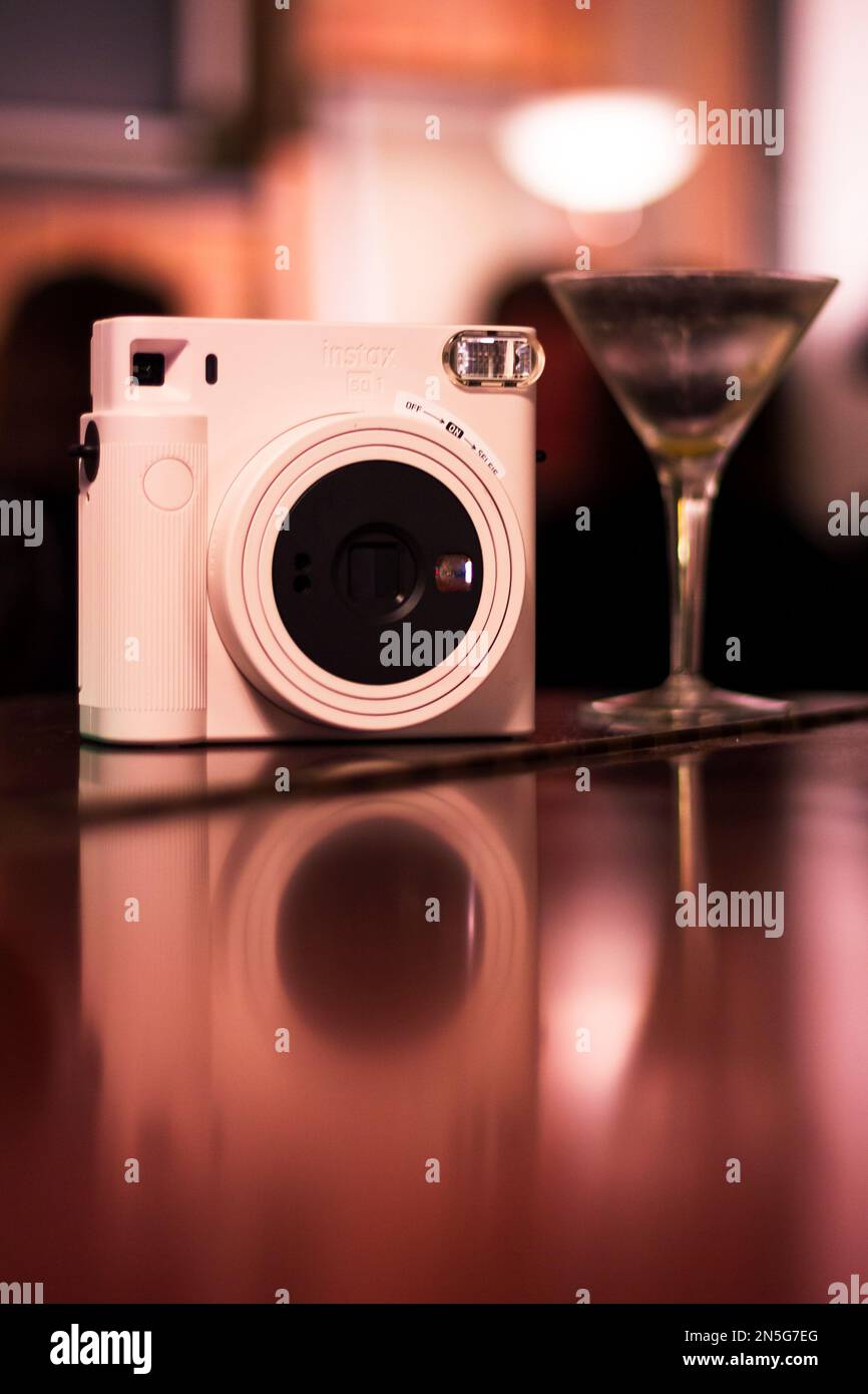 Foto de producto de una antigua cámara instantánea Polaroid sobre fondo  blanco (sólo para uso editorial!)