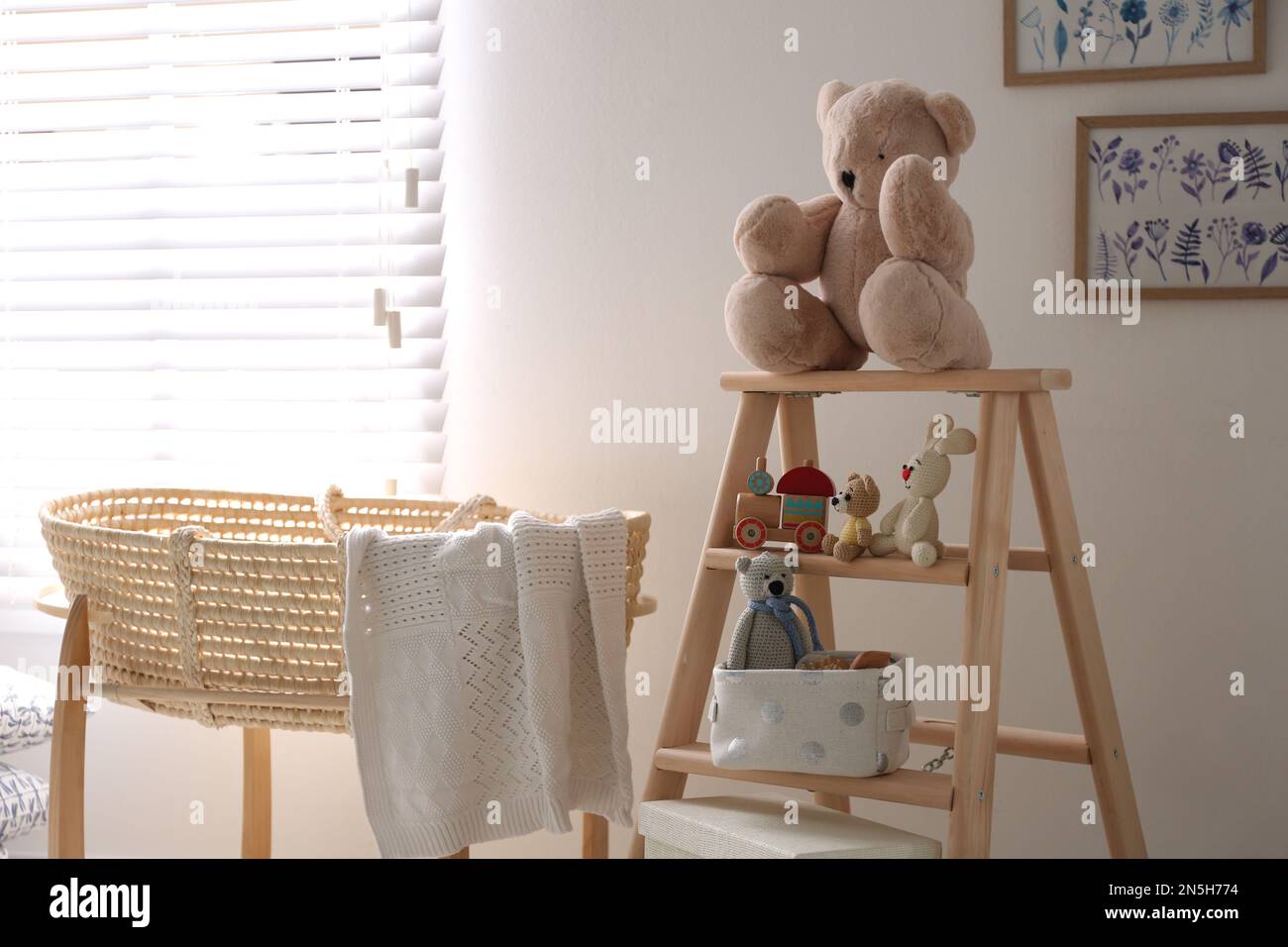 Escalera decorativa con juguetes y diferentes cosas en elegante