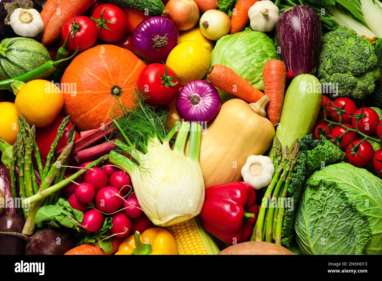 Muchas verduras frescas como fondo, vista superior Fotografía de