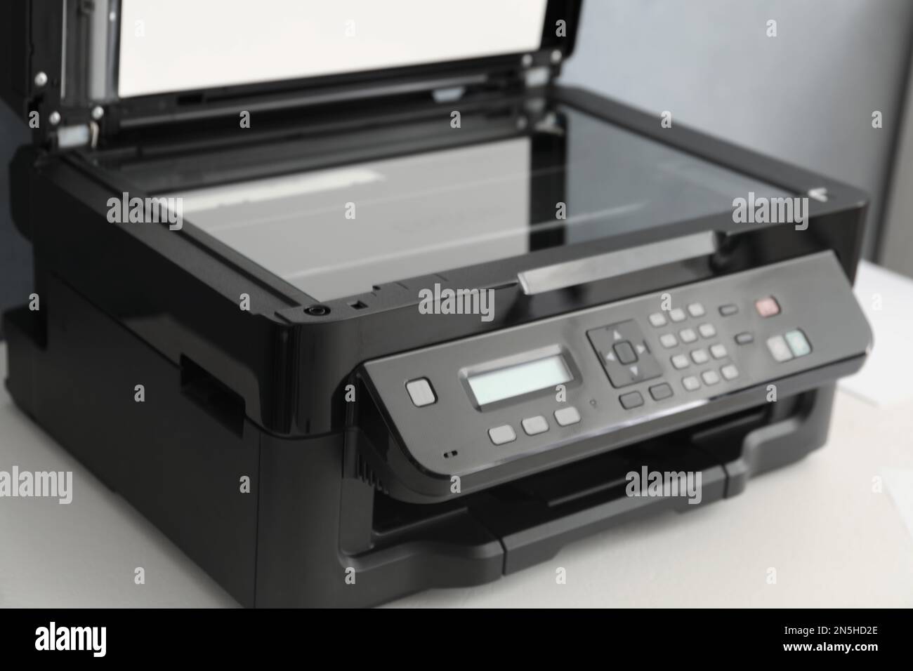 Abra la impresora moderna con el panel de control en la mesa blanca, primer  plano Fotografía de stock - Alamy