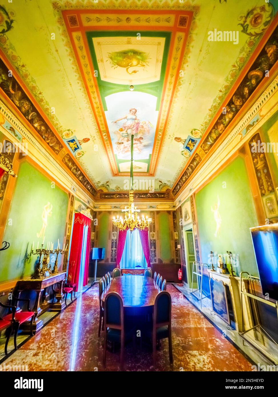 Gregorietti Hall. Ambiente Utilizado como sala de lectura para los parlamentarios, en el techo el fresco que representa la Alegoría de la Primavera decorado por Salvatore Gregorietti de Palermo - Palacio Norman (Palazzo dei Normanni) - Palermo, Sicilia, Italia Foto de stock