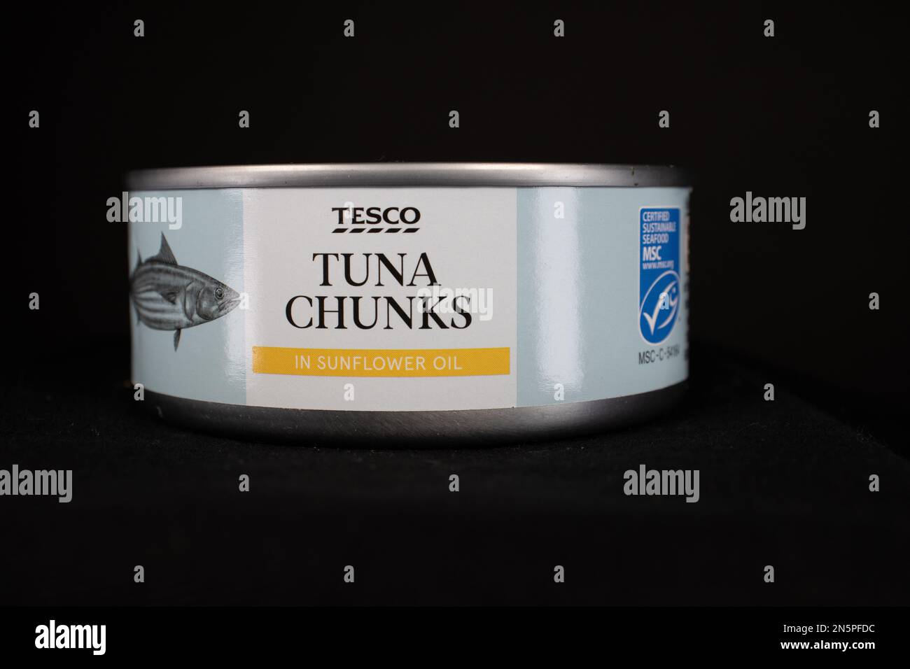 EXETER, DEVON, Reino Unido - 10 DE ENERO de 2023 Tesco British multinacional de comestibles y venta minorista de mercancías en general de productos de Tune Chunks en girasol oi Foto de stock