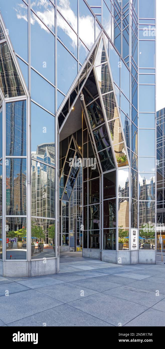 Pittsburgh Downtown: PPG Industries, el gigante del vidrio, construyó una casa gigante de vidrio en un complejo de seis edificios de inspiración gótica al sur de Market Square. Foto de stock