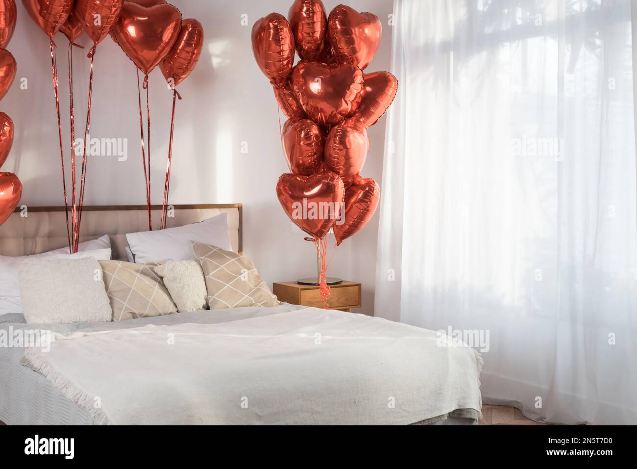 dormitorio con interior romántico y decoración festiva Fotografía de stock  - Alamy
