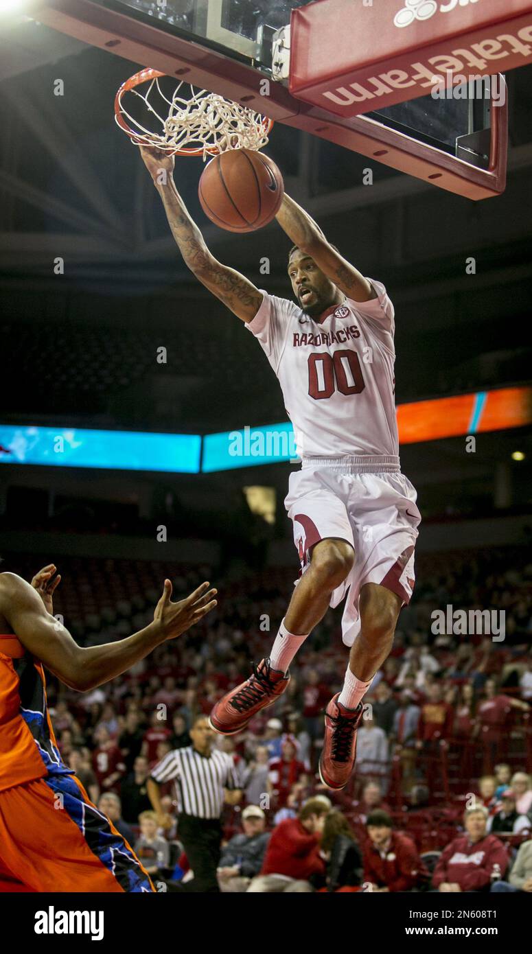 Arkansas guard Rashad Madden, (00), dunks the ball during the first half of a NCAA college