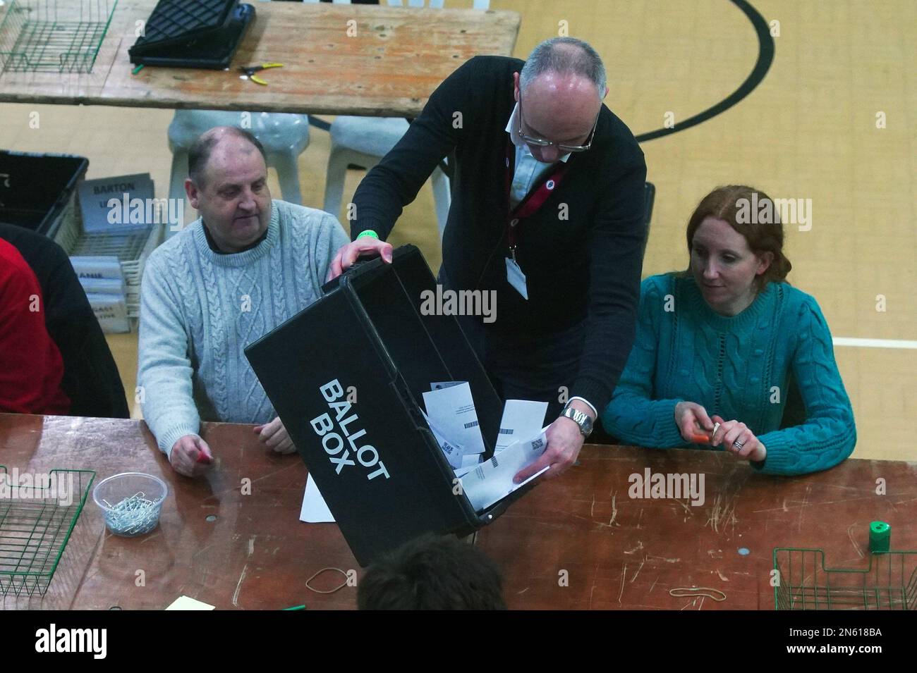 Las papeletas se clasifican y verifican durante el conteo para la elección de West Lancashire en