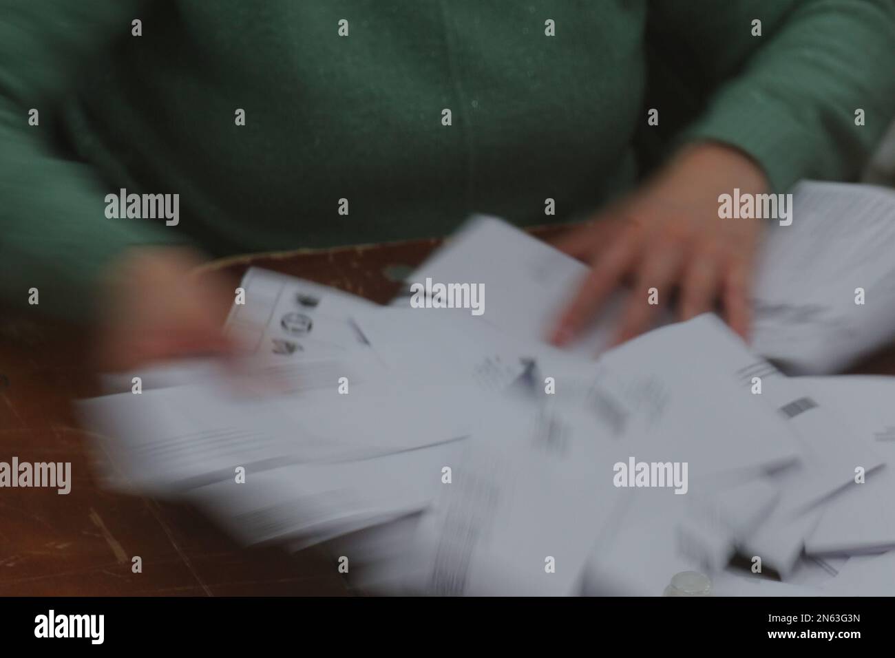 Las papeletas se clasifican y verifican durante el conteo para la elección de West Lancashire en