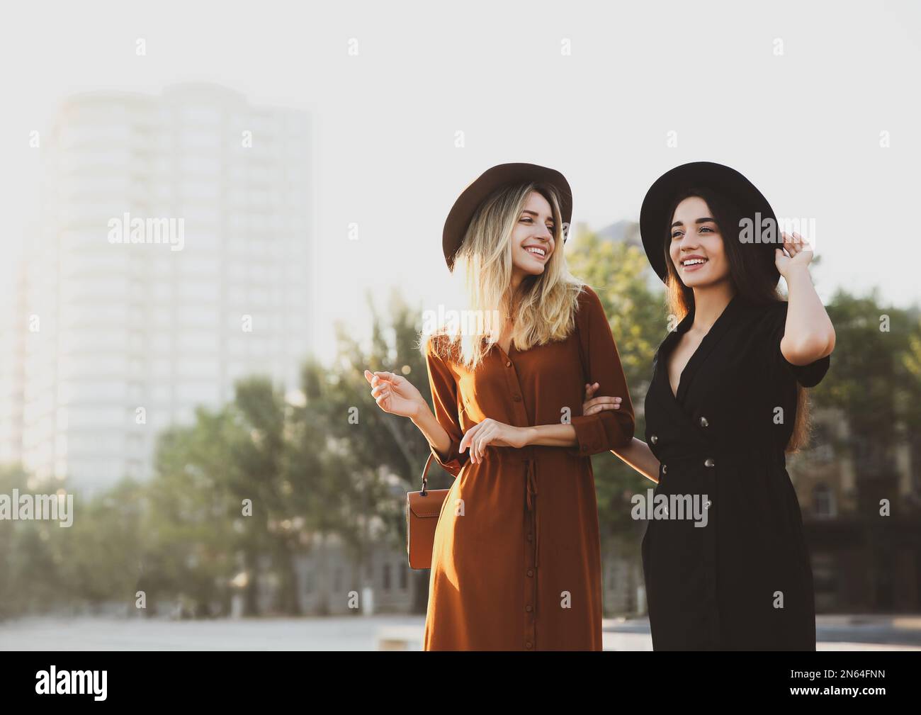 Hermosas mujeres jóvenes en vestidos con estilo en la calle de la ciudad Fotografía de stock - Alamy Hermosas mujeres jóvenes en vestidos con estilo en la calle de la ciudad Fotografía de stock - Alamy